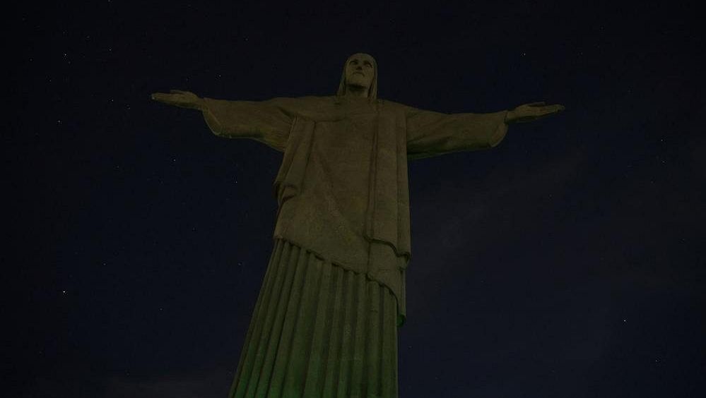 Na znamení solidarity s Viníciem zhasla v Riu světla na soše Krista Spasitele